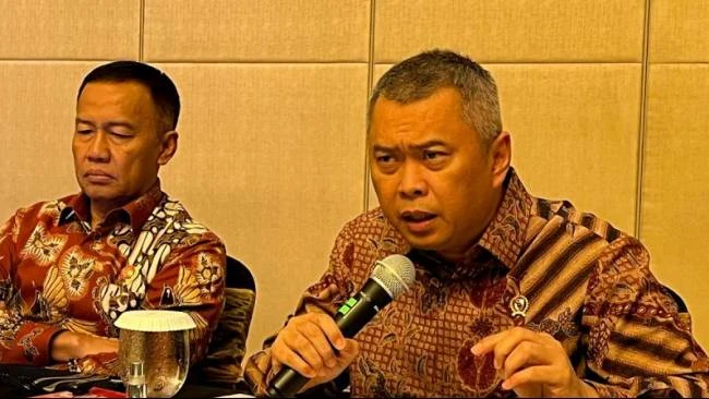 Menteri Perhubungan (Menhub) Dudy Purwagandhi (kanan) dan Direktur Jenderal Perhubungan Darat Kemenhub Aan Suhanan (kiri) dalam pertemuan bersama awak media di Jakarta, Jumat (6/3/2026). (Sumber: ANTARA/Harianto)
