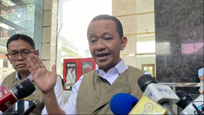 Menteri Energi dan Sumber Daya Mineral (ESDM) Bahlil Lahadalia menjawab pertanyaan wartawan di Kantor Kementerian ESDM, Jakarta, Selasa (17/3/2026). (Sumber: Shofi Ayudiana/Antara)