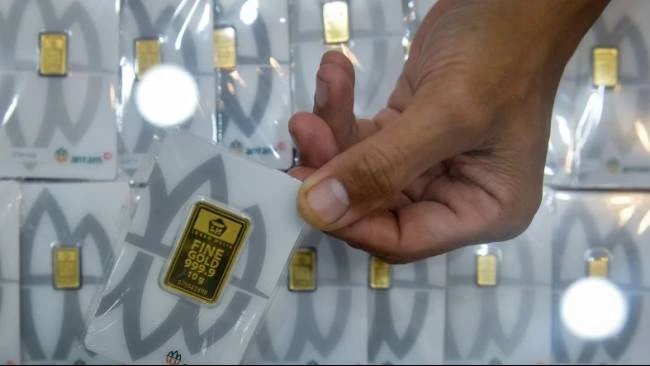 Pekerja menunjukkan emas antam di Pasar Anyar, Kota Tangerang, Banten, Kamis (29/1/2026). Harga emas Antam hari ini, Rabu (18/3/2026), mengalami kenaikan. (Sumber: ANTARA FOTO/Putra M. Akbar/bar)