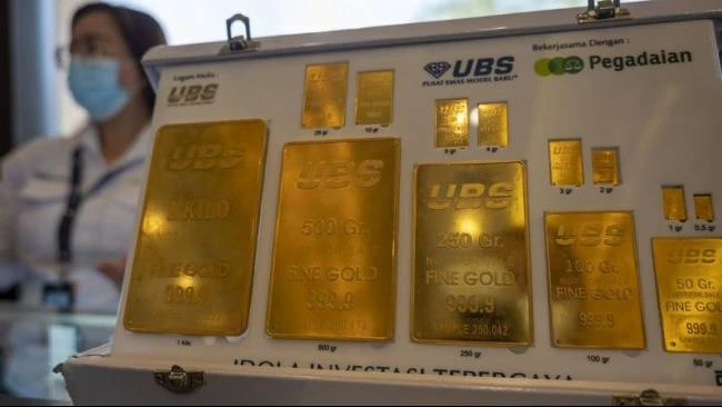 Ilustrasi. Pegawai bertugas di dekat pajangan emas cetakan UBS PT Pegadaian (Persero) di Palu, Sulawesi Tengah. Harga emas yang tersedia di Pegadaian, yakni Galeri24, dan UBS pada Rabu (18/3/2026), terpantau tidak mengalami perubahan dari perdagangan sebelumnya, atau stabil. (Sumber: ANTARA FOTO/Basri Marzuki/wsj/pri)