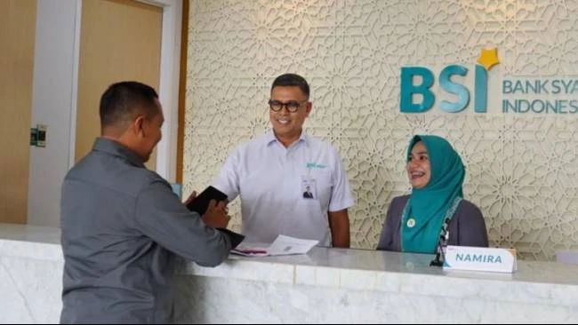 Direktur Utama PT Bank Syariah Indonesia Tbk (BSI) Anggoro Eko Cahyo meninjau Kantor BSI Cabang Kuala Simpang, Aceh Tamiang. (Sumber: BSI via ANTARA)