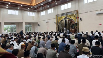 Semangat Tak Tergoyahkan: Jemaah Muhammadiyah Makassar Tunaikan Salat Id di Tengah Derasnya Hujan