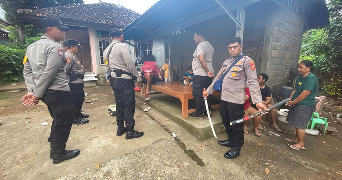 Polisi mendatangi lokasi penganiayaan saat Hari Raya Nyepi di Banjar Dinas Kajanan, Desa Joanyar, Kecamatan Seririt, Buleleng, Bali, Kamis (19/3/2026). (Foto: Dok. Istimewa)