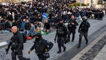 Tempat-tempat suci seperti kompleks Masjid Al-Aqsa di kota tua Yerusalem tetap ditutup karena alasan keamanan sejak pecahnya perang Timur Tengah. (AFP/AHMAD GHARABLI)