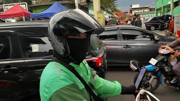 Foto: Pengemudi Ojol masih tetap narik saat libur Lebaran (Rumondang/detik)