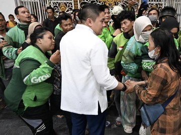Foto: Momen Seskab Teddy Indra Wijaya takbiran di Medan (dok.IG Sekretariat Kabinet)