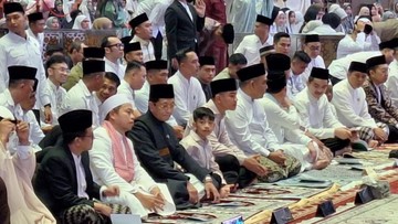 Momen Kehangatan Idul Fitri: Gibran Rakabuming Raka dan Jan Ethes Kompak Hadiri Salat di Jantung Ibu Kota