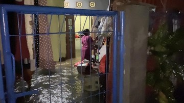 Debit Meluap, Permukiman di Cimanggis Depok Terendam Banjir Akibat Hujan Deras