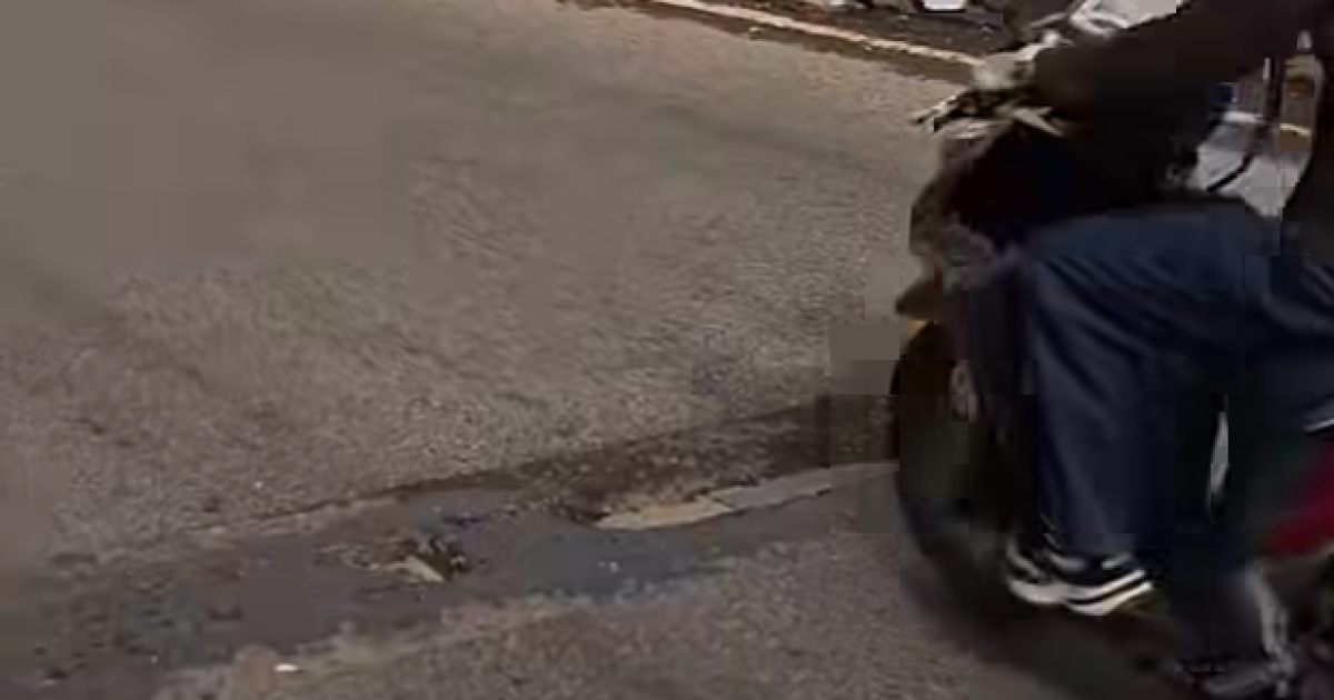 Lubang sambungan beton di flyover Ciputat kembali makan korban. Dua pengendara terjatuh dan alami patah tulang.