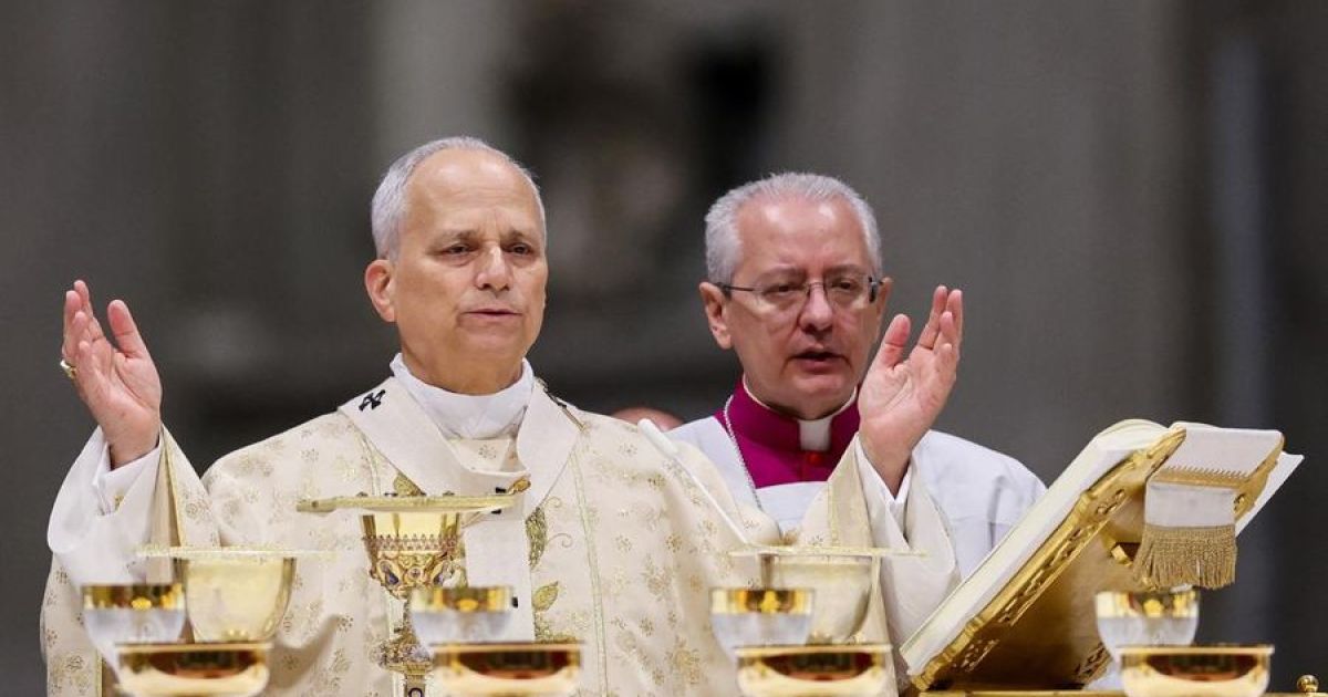 Foto: Paus Leo XIV merayakan Misa Kudus Natal di Basilika Santo Petrus di Vatikan, 25 Desember 2025. (REUTERS/Yara Nardi)
