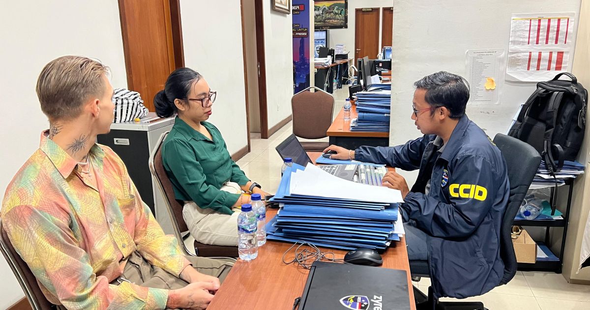 Foto Tersangka Penghina Hari Raya Nyepi saat di Periksa Oleh Penyidik Polda Bali (Ist)