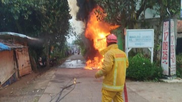Listrik Korslet Jadi Biang Kerok, Warung Kelontong di Bogor Ludes Terbakar, Pemilik Dilarikan