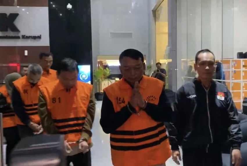 Penampakan Mantan Ketua Pengadilan Negeri (PN) Depok I Wayan Eka Mariarta (EKA) mengenakan rompi tahanan usai terjaring OTT KPK. Foto/SindoNews