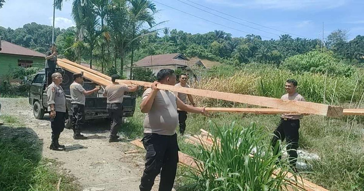 Personil Polresta Deli Serdang Renovasi Jembatan Presisi Merah Putih Kuala Sabah