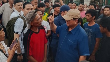 Prabowo Subianto Kejutkan Warga Bantaran Rel Senen dalam Kunjungan Dadakan Tanpa Protokol