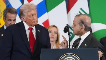 Presiden AS Donald Trump dan PM Pakistan Shehbaz Sharif bertemu di Mesir pada Oktober 2025 setelah gencatan senjata Gaza tercapai (dok. AP Photo/Evan Vucci, File)