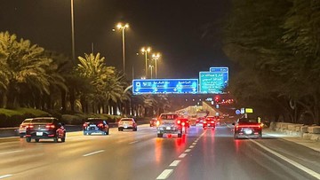 Kendaraan melaju di jalanan Arab Saudi setelah serangan drone Iran menghantam Kedutaan Besar AS di Riyadh (dok. REUTERS/Stringer)