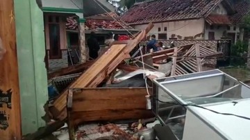 Badai Lokal Ngamuk di Ciamis: Puluhan Hunian Porak Poranda Dihantam Angin Kencang