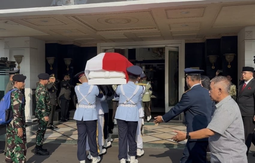 Jenazah mantan Menteri Pertahanan (Menhan) Juwono Sudarsono tiba di Kantor Kementerian Pertahanan, Jakarta Pusat jelang prosesi Upacara Penghormatan. Foto: Riyan Rizki Roshali
