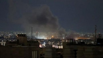 Foto: Asap membubung usai serangan AS-Israel ke Teheran, Iran (AFP/ATTA KENARE)