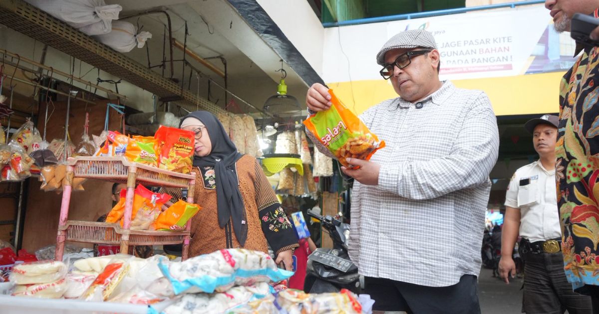 Kepala BPJPH Babe Haikal tetap turun langsung melakukan sidak produk halal di Pasar Kramat Jati, pada Minggu 29 Maret 2026. foto: BPJPH