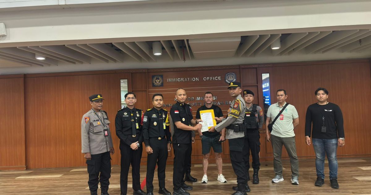 Foto Penangkapan Buronan Interpol asal Inggris di Bandara Internasional I Gusti Ngurah Rai Oleh Pihak Imigarasi dan Kepolisian (IST)