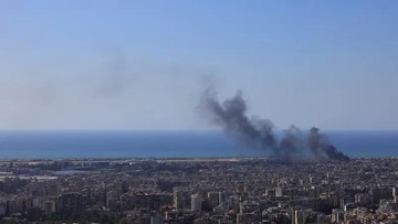 Kepulan asap menjulang di area pnggirin Beirut, Lebanon, setelah Israel melancarkan serangan (dok. Reuters)