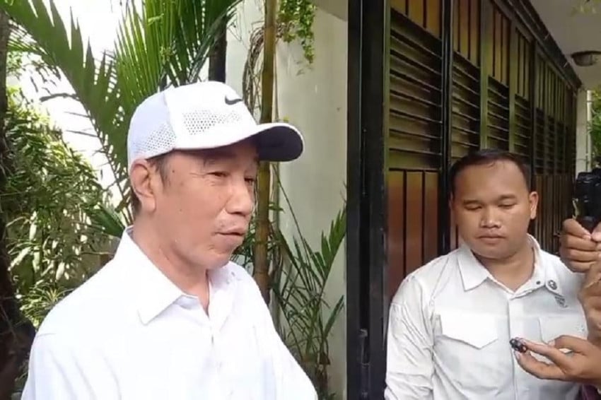 Mantan Presiden Jokowi memberikan keterangan pers di kediamannya, Jalan Kutai Utara Nomor 1, Kelurahan Sumber, Kecamatan Banjarsari, Solo, Jawa Tengah, Jumat (3/4/2026). Foto/Ary Wahyu Wibowo