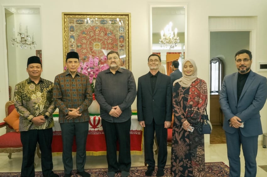 TGB Dr. Zainul Majdi didampingi oleh Dr. Nanang Firdaus Masduki melakukan pertemuan dengan Duta Besar (Dubes) Iran untuk Indonesia Mohammad Boroujedri pada Jumat (3/4/2026). Foto: Istimewa