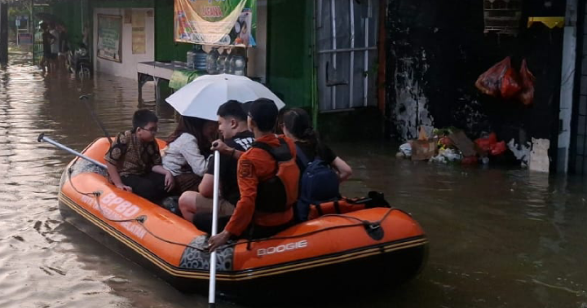 Ribuan Warga Tangsel Terdampak, Petugas Berjibaku Tangani Banjir dan Longsor