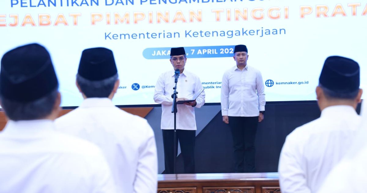 Lantik 12 Pejabat Baru, Menaker Yassierli Beri Peringatan Tegas Soal Ini!