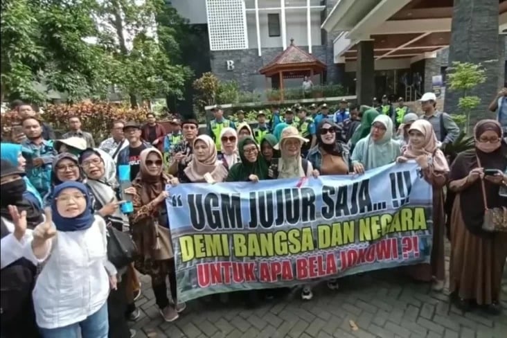 Ratusan orang yang mengatasnamakan Tim Pembela Ulama dan Aktivis (TPUA) menggeruduk Fakultas Kehutanan Universitas Gadjah Mada (UGM), Yogyakarta, Kabupaten Sleman, Daerah Istimewa Yogyakarta, Selasa (15/4/2025) pagi. FOTO/HERU TRIJOKO
