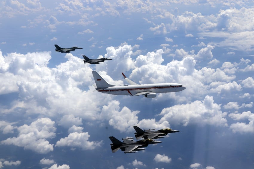 Pesawat kepresidenan yang membawa Presiden Prabowo Subianto dari Pangkalan Udara Halim Perdanakusuma, Jakarta menuju Pangkalan Udara Adisutjipto, Kabupaten Sleman mendapat pengawalan udara dari TNI AU. Foto/TNI AU