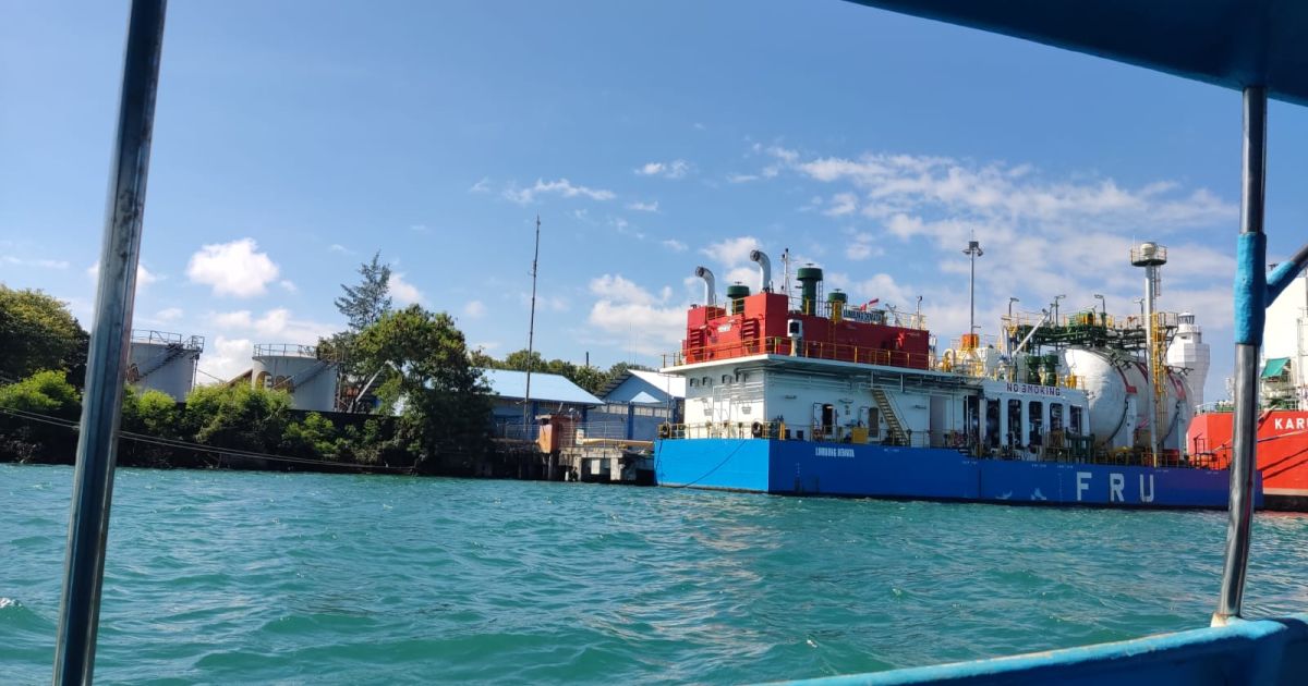 Foto Kapal yang membawa LNG (Liquefied Natural Gas) di Serangan Bali (Hey Bali)