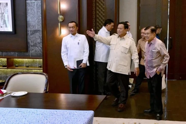 Presiden Prabowo Subianto menerima kunjungan mantan Wakil Presiden Jusuf Kalla (JK) di Presidential Lounge, Istana Kepresidenan Jakarta, Selasa (4/2/2025). Foto/Setpres