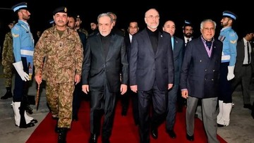 Delegasi Iran dipimpin ketua parlemen Mohammad Bagher Ghalibaf dan Menlu Abbas Araghchi tiba di Islamabad, Pakistan (dok. Reuters)