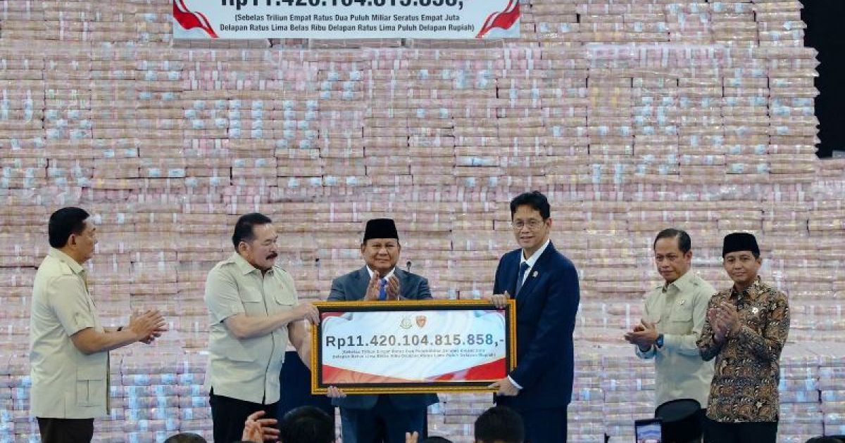 Disaksikan Presiden Prabowo Subianto, Kejaksaan Agung resmi menyerahkan hasil penyelamatan keuangan negara dan hasil penguasaan kembali kawasan hutan. foto: Kemenhut