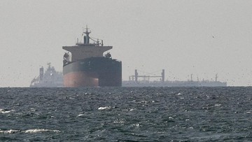 Kapal kargo melintasi perairan Teluk, di dekat Selat Hormuz (dok. REUTERS/Stringer)