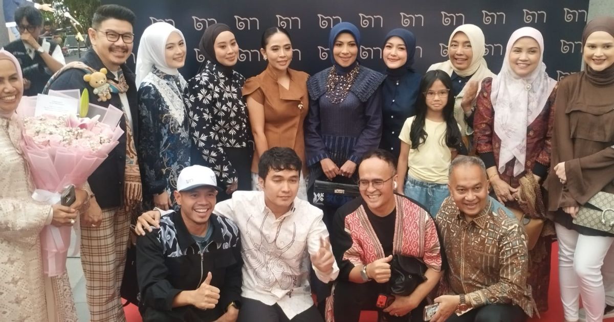 Aldi Taher bersama owner Batik Trusmi Sally Geovani dan Ibnu Riyanto. [foto:Arif Ferdian].