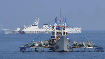 Kapal Penjaga Pantai China membayangi kapal nelayan Filipina di perairan Laut China Selatan yang menjadi sengketa (dok. Ted ALJIBE/AFP)