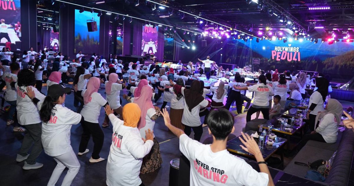Hari Healing Sedunia bersama Holywings Peduli gelar senam Taichi di Surabaya. [Foto: ist]
