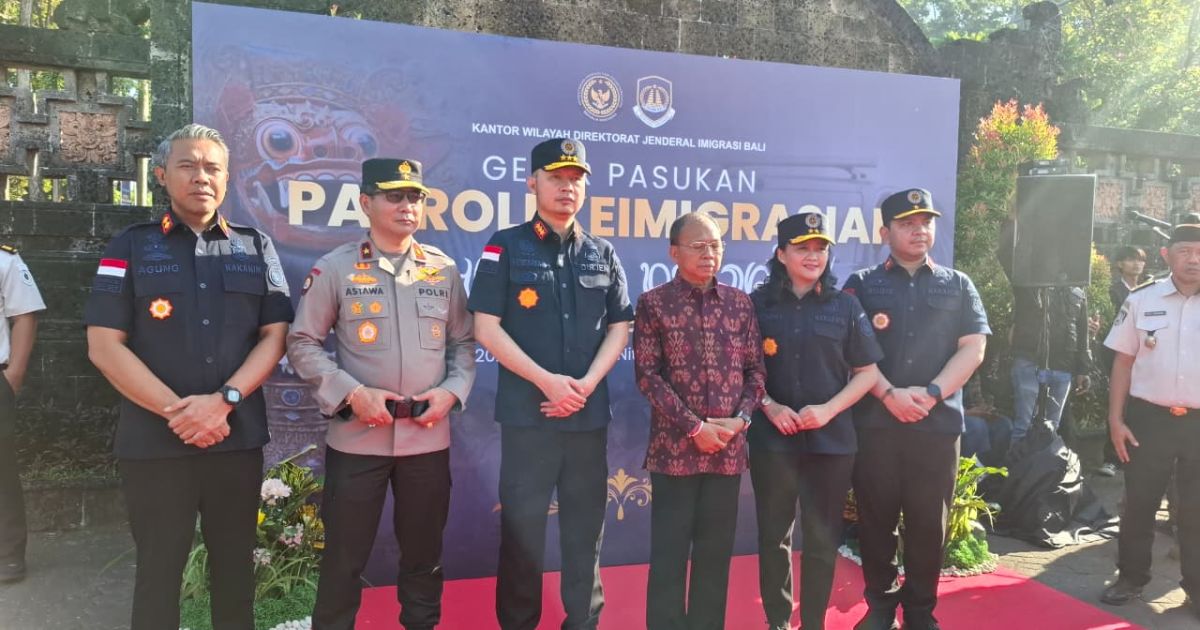 Foto Gubernur I Wayan Koster Bersama Pejabat Imigrasi Bali dan Pihak dari Kepolisian digelaran acara  Satgas Dharma Dewata