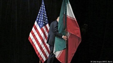 Ilustrasi bendera Iran dan Amerika Serikat (Foto: Getty Images/AFP)