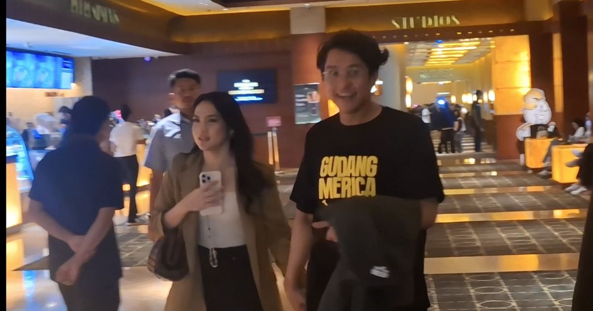 Ardhito Pramono dan Davina Karamoy Tertangkap Kamera Gandeng Tangan di Bioskop