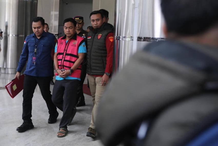 Hery Susanto keluar dari Gedung Bundar Jampidsus Kejagung mengenakan rompi tahanan, Kamis (16/4/2026). Foto: Yudistiro Pranoto