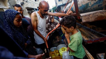 Ilustrasi. pengisian air untuk warga Gaza (Foto: REUTERS/Mahmoud Issa)