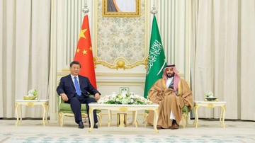 Presiden China Xi Jinping dan Putra Mahkota Arab Saudi Pangeran Mohammed bin Salman bertemu di Riyadh pada Desember 2022 (dok. Bandar Algaloud/Courtesy of Saudi Royal Court/Handout via REUTERS/File Photo)