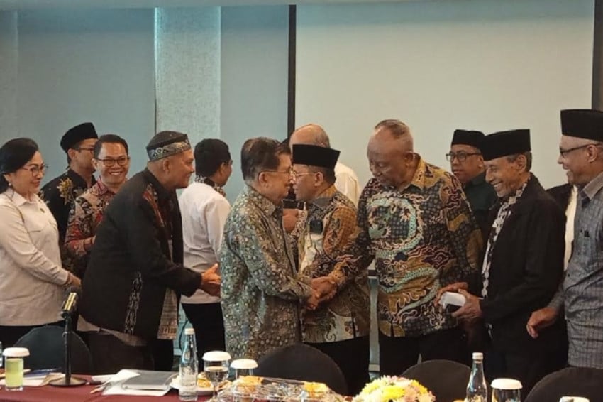 Mantan Wapres Jusuf Kalla (JK) mengumpulkan sejumlah tokoh yang ikut perundingan perdamaian konflik Poso-Ambon untuk menjelaskan maksud ceramahnya di UGM. Foto/Jonathan Simanjuntak
