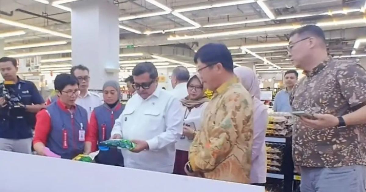BPJPH menggelar kegiatan pengawasan produk di ritel modern dengan meninjau langsung ke kawasan Gandaria City jelang Wajib Halal Oktober 2026. foto: BPJPH