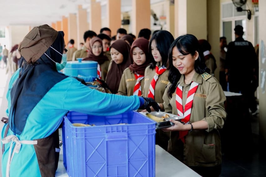 Inovasi Layanan Gizi Sekolah: SPPG Polri Pejaten Sajikan Makan Siang Siswa dengan Sistem Prasmanan